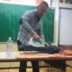 Učitelj đake uči kako da peglaju, ispeku palačinke i budu ljudi